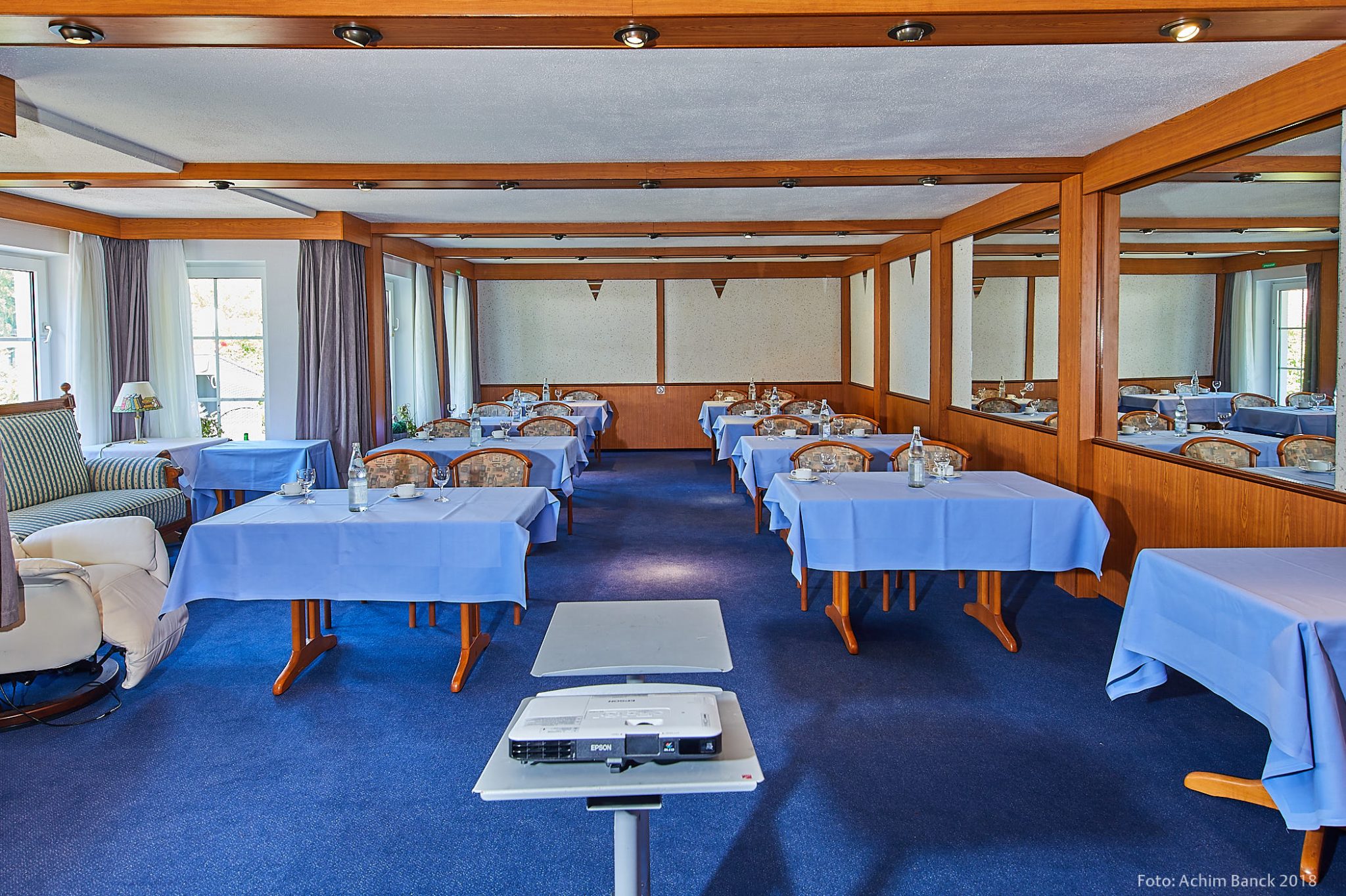 Festlich gedeckte Tafel im Veranstaltungsraum
