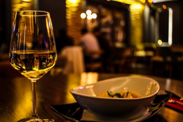 Fondue oder Raclette am flackernden Kaminfeuer