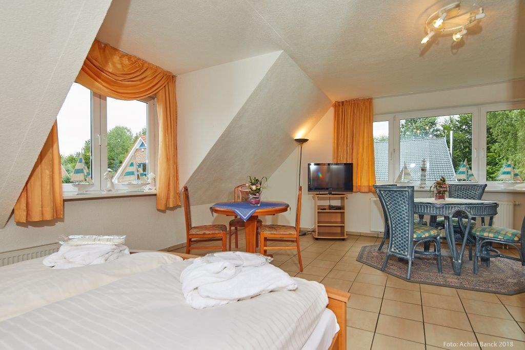 Helles Hotelzimmer mit Seeblick